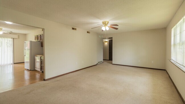 Building Photo - 613-615 Pear Tree Circle