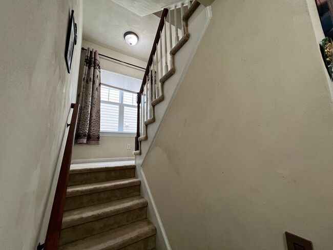 Building Photo - 3 bedroom home in sought after Whitaker Pl...