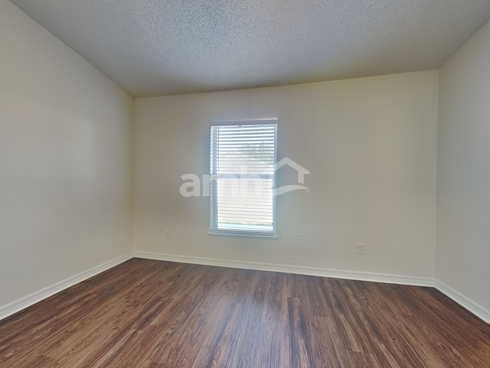 Building Photo - 914 Stallion Way