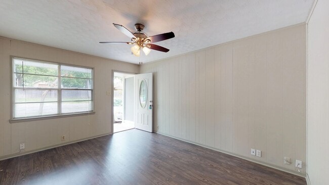 Building Photo - 3 Bedroom/1 Bath/2 Car Garage- Home