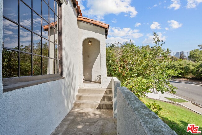 Building Photo - 2569 Patricia Ave