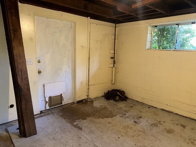 Building Photo - 2000+ sf home is in a great location, pet ...