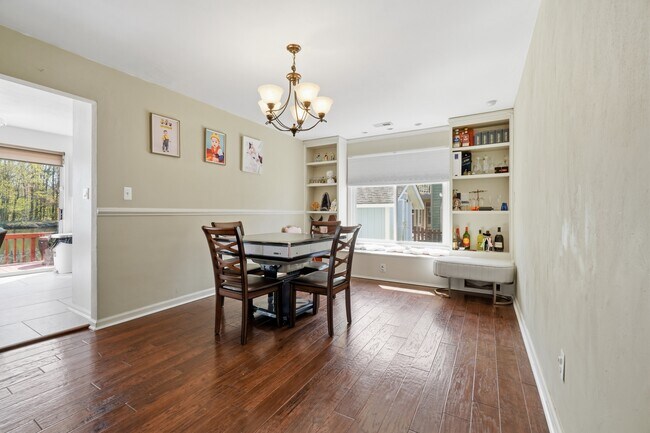 Building Photo - 1721 Chestwood Dr