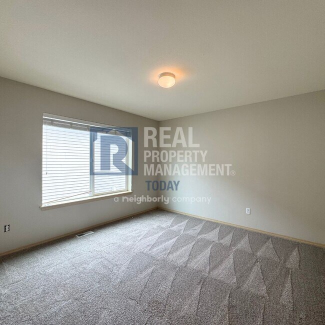 Building Photo - 3 Bedroom + Office Near Amenities!