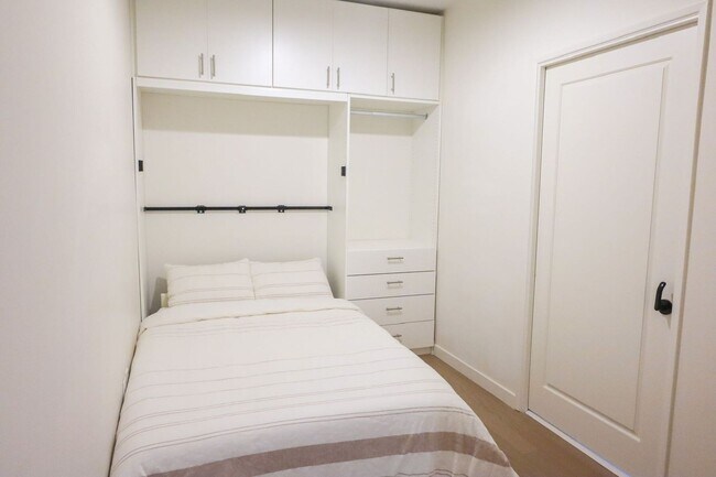 Building Photo - Luxurious Jewel high-rise condo unit; FULL...