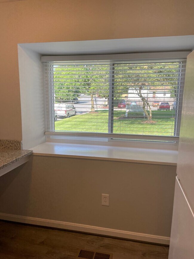 Building Photo - End unit townhome in Annapolis!