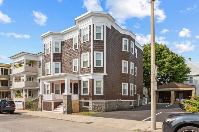 Building Photo - 68 Saxton St