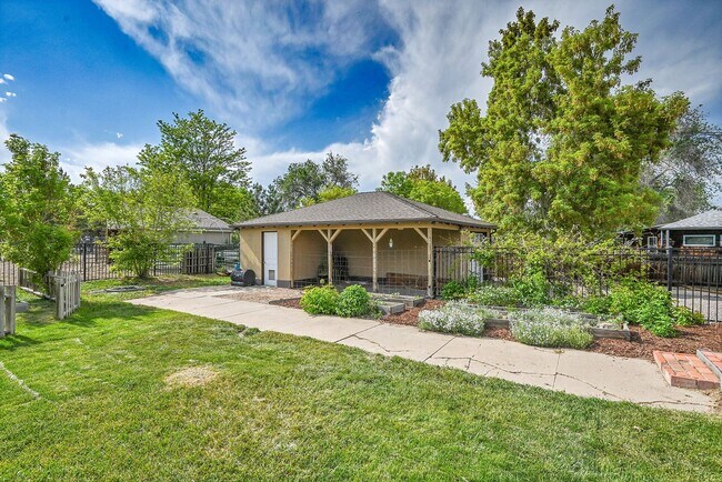 Building Photo - 3 bedroon 1.5 bath home with amazing yard ...