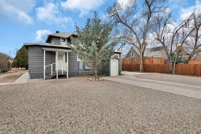 Building Photo - Renovated 2 Bedroom in Downtown Victorian Complex