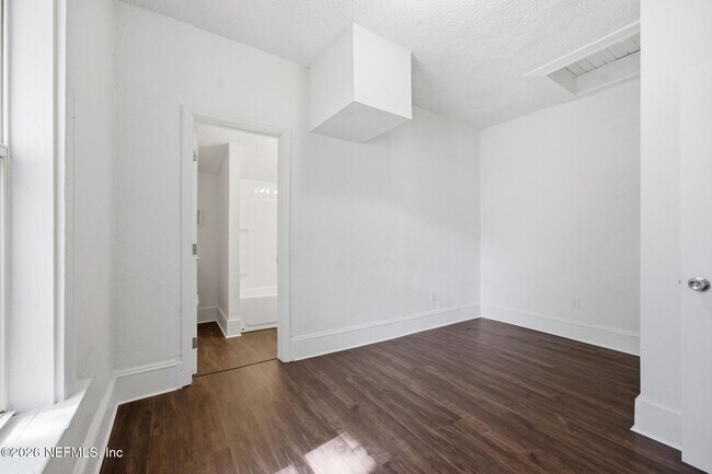 Building Photo - 1123 E 14th St