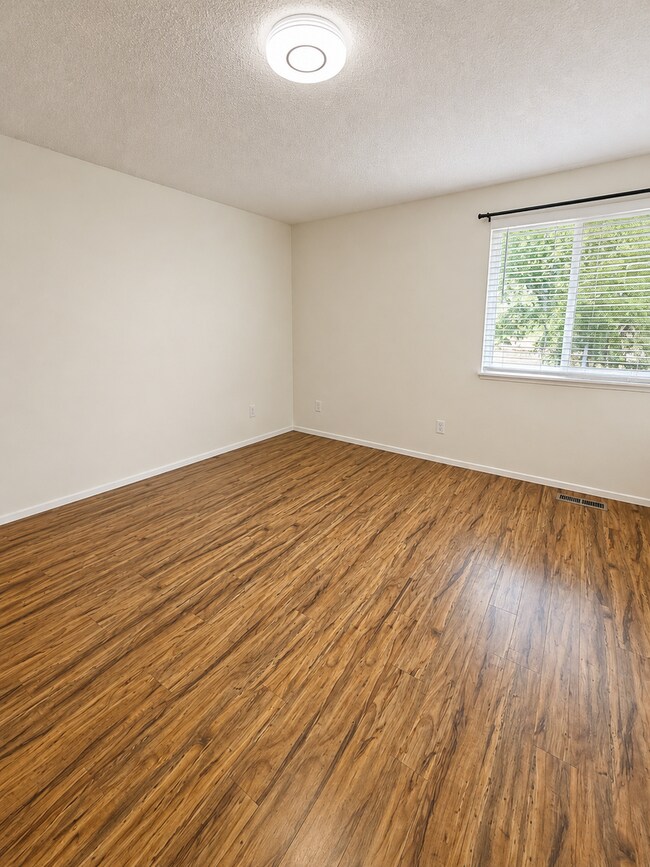 Building Photo - Must See 3 BED/2 Bath Rambler in Yelm Available 8/10/26! Close to JBLM!!!