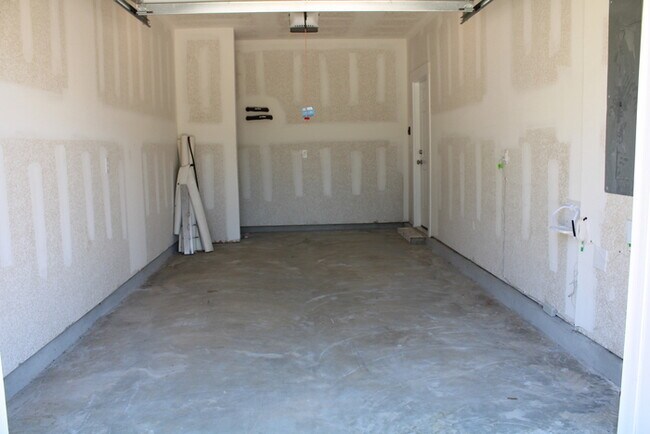 Building Photo - Beautiful New Townhome / Pet Friendly / Wi...