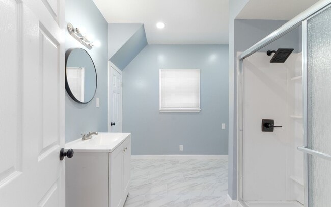 Building Photo - Charming 2-Bedroom Property in Prime Location