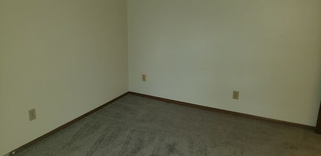 Building Photo - 3 BEDROOOM/1.5 BATH TOWNHOUSE