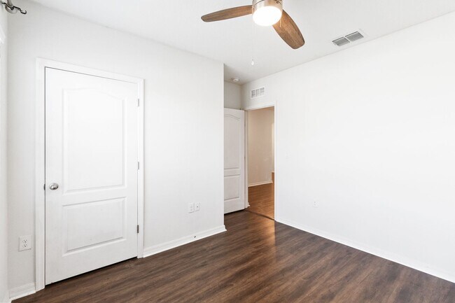 Building Photo - PENDING APPLICATION- MOVE IN SPECIAL-4/2 Energy Efficient Home in St. Cloud w/ Fenced Back Yard
