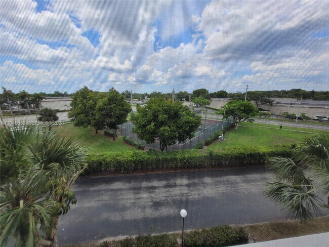 Building Photo - 1800 N Lauderdale Ave