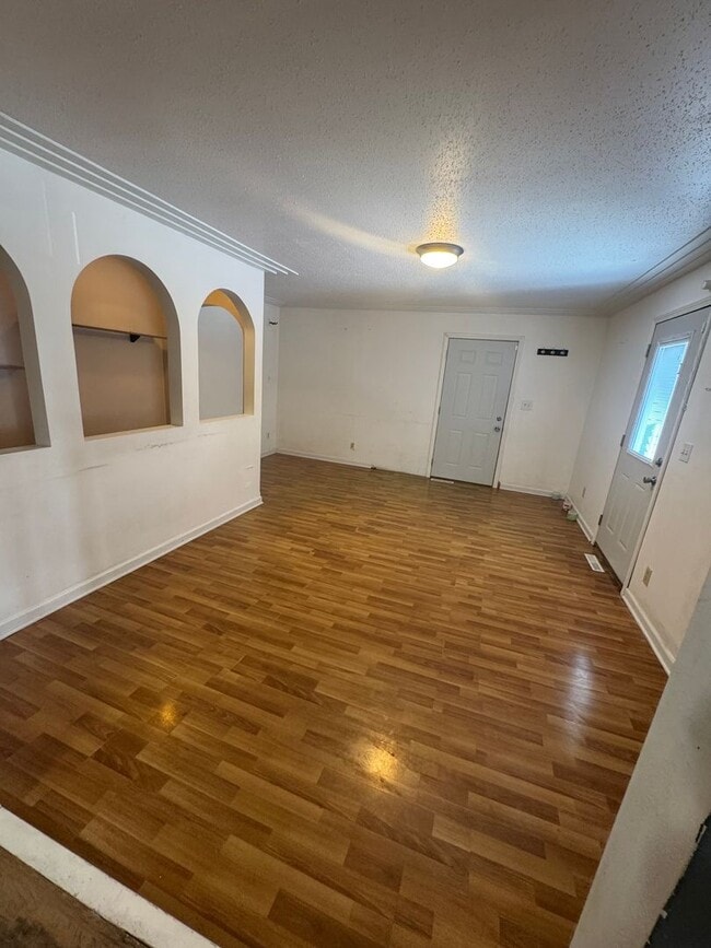 Building Photo - Beautiful 4 bedroom, 2 bathroom House