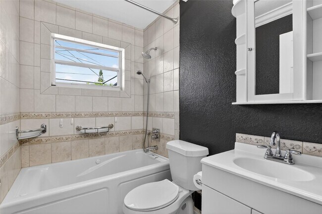 Building Photo - 111 SE 14th Pl