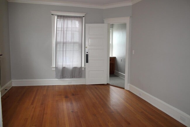 Building Photo - 2909 N Farwell Ave