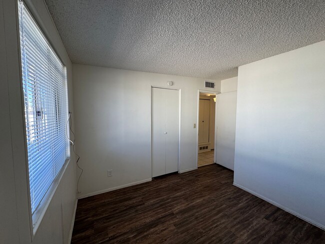 Building Photo - 2Bdm 1 Bath, Washer/Dryer Hookups, Will no last long!