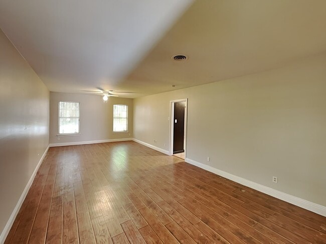 Building Photo - No Application Fee* Plus $250 Off First 2 ...