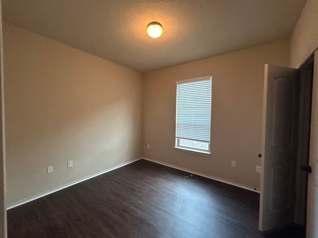 Building Photo - 3/2/2  in Creekside Crossing / Fenced in Yard / Wings to Hide Trash Cans / Interior Washer & Drye...