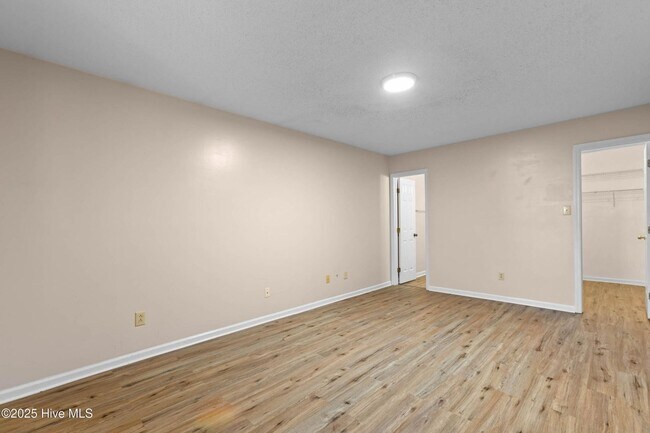 Building Photo - An adorable home! City Convenience!