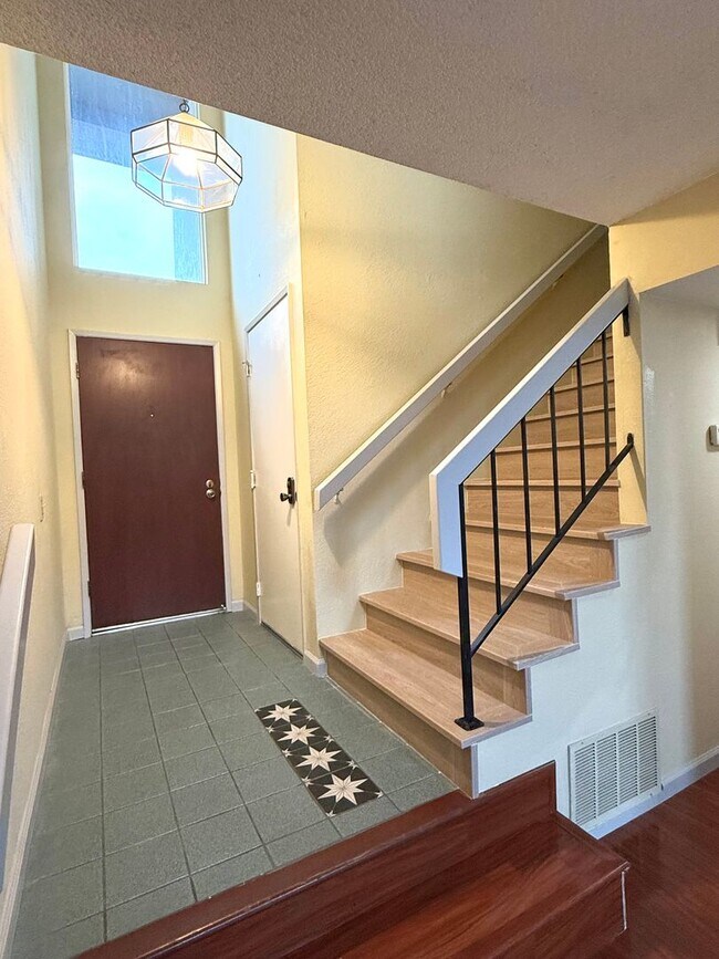 Building Photo - $3490 -- Beautifully Upgraded 3BR Townhome in Northgate