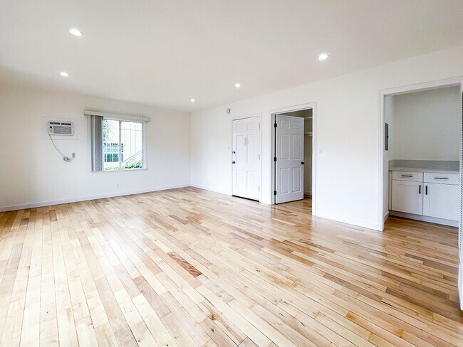 Building Photo - 5701 S San Vicente Blvd