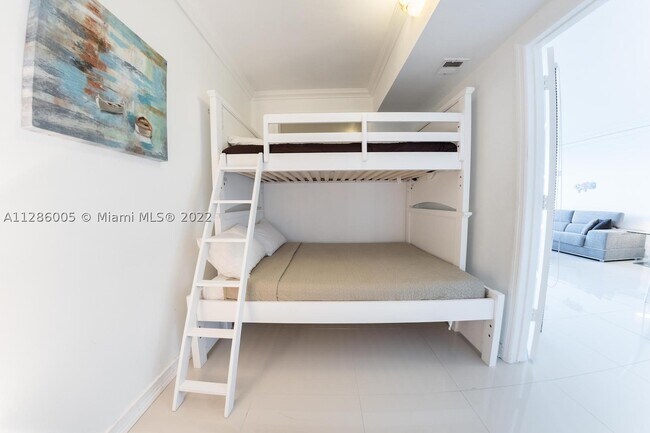 Building Photo - 5601 Collins Ave