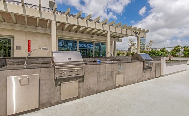 Building Photo - Kapiolani Residence - Great Location, Grea...