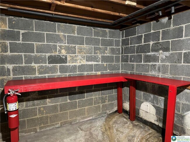 Building Photo - 815 Fernhill Ln