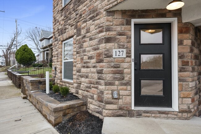 Building Photo - 127 E 8th Ave