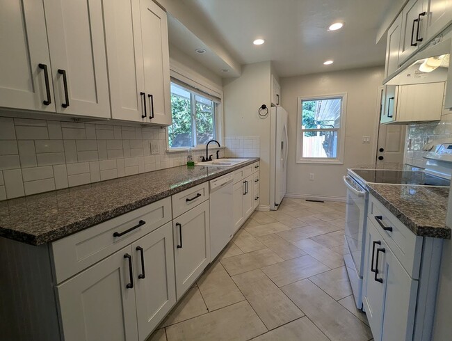 Building Photo - Fabulous 4 Bedroom 2 Bath House with Big F...
