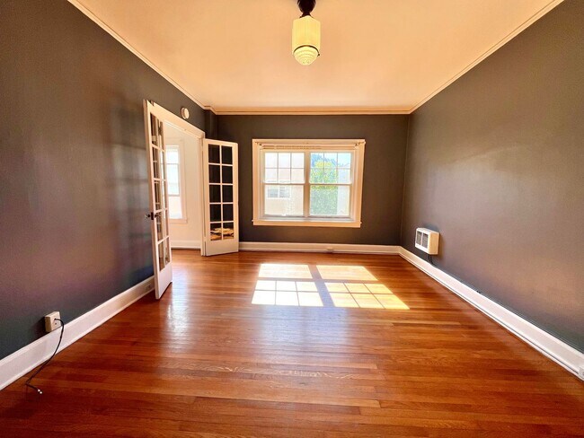 Building Photo - Historic Studio in Prime Alphabet District Location! Move in Special!