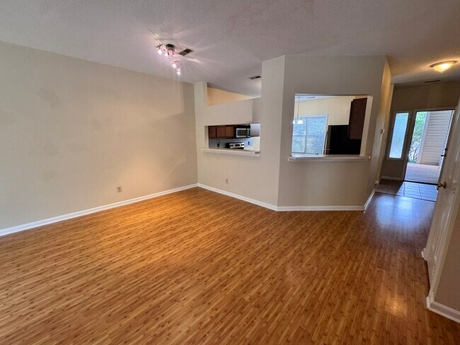 Building Photo - Beautiful Spacious 1st floor Condo! Amenit...