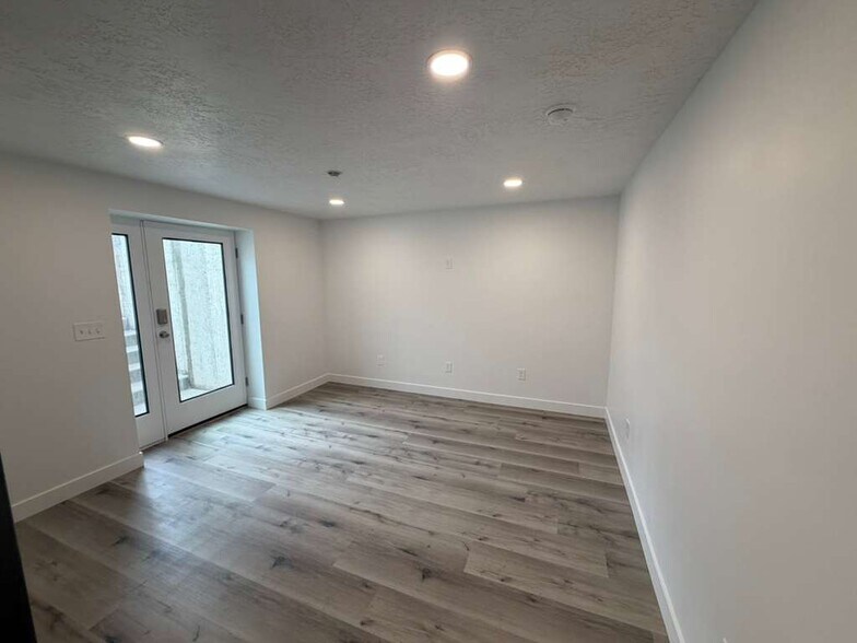 Building Photo - 63 E Ferndell St