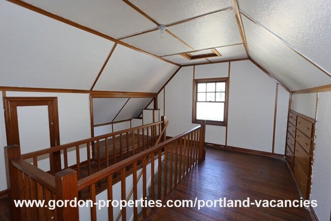 Building Photo - SE 57th Ave - 5 bedroom home with fireplac...