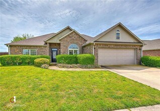 Building Photo - Must See Home!