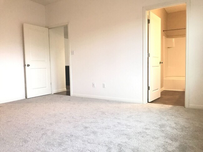 Building Photo - LIKE NEW 3/2 WITH SOLAR!