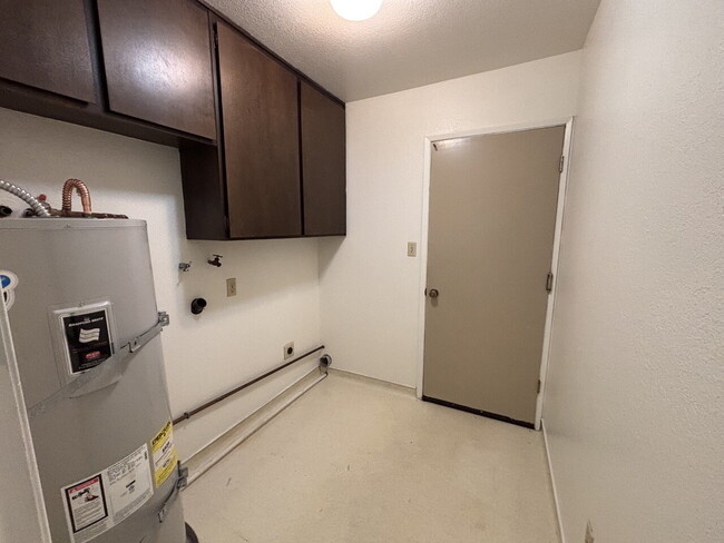 Building Photo - Darling 2-bed home with private lot nestle...