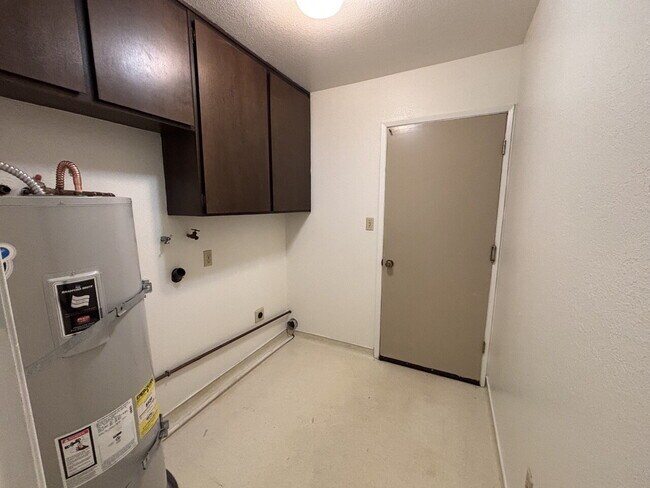 Building Photo - Darling 2-bed home with private lot nestled at end of cul-de-sac!