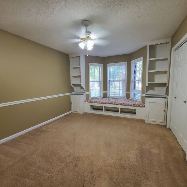 Building Photo - 2403 Spring Valley Cir