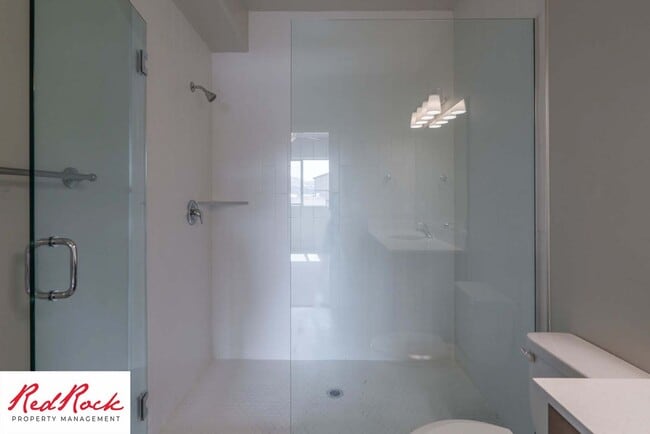 Building Photo - Beautiful Townhome in Hurricane Heights!