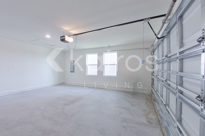 Building Photo - 8731 SW 44th Ct