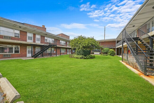 Building Photo - 6606 Windsor Ave