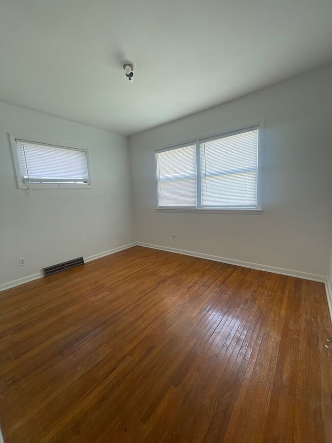 Building Photo - 2 Bedroom 1 Bathroom Duplex for Rent!