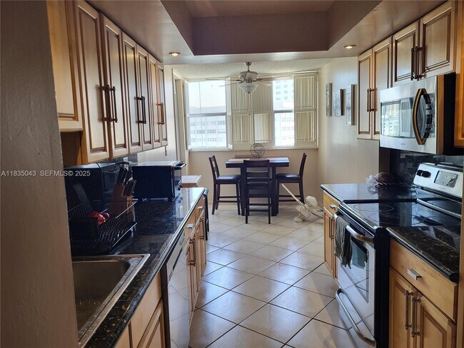 Building Photo - 100 Golden Isles Dr