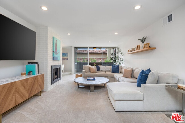 Building Photo - 809 S Bundy Dr