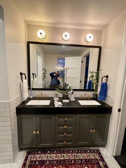 Primary bathroom - 836 N Point St